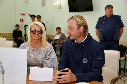Евгений Плющенко и Яна Рудковская проголосовали в Назарьево, Известные жители Одинцовского района проголосовали на выборах губернатора