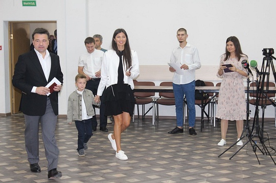 Андрей Воробьёв и Екатерина Багдасарова (гражданская жена губернатора) проголосовали на избирательном участке в посёлке Барвиха, Воробьёв проголосовал в Барвихе