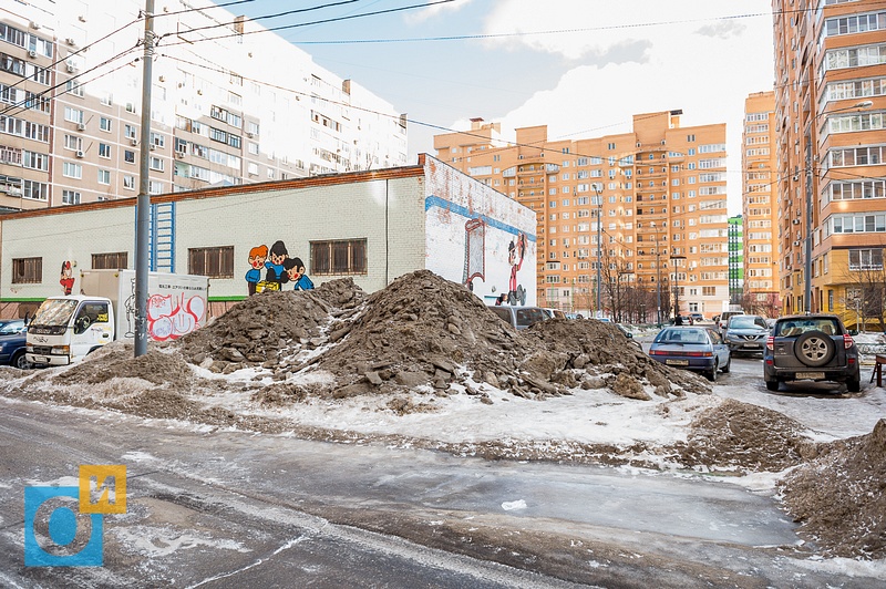 Складирование снега на улице Говорова, 30, В Одинцово снежные отходы разбрасывают по газонам и тротуарам