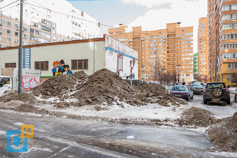 Складирование снега на улице Говорова, 30, В Одинцово снежные отходы разбрасывают по газонам и тротуарам