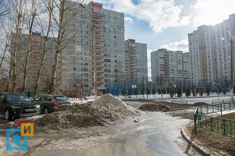 бульвар Маршала Крылова, 8, В Одинцово снежные отходы разбрасывают по газонам и тротуарам