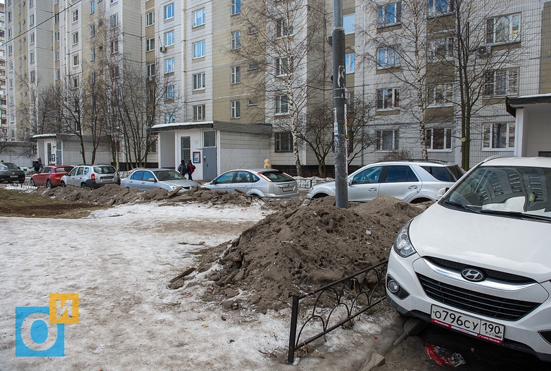 бульвар Маршала Крылова, 4, В Одинцово снежные отходы разбрасывают по газонам и тротуарам