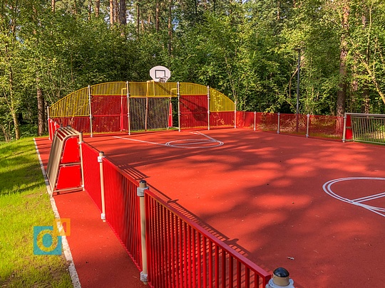 Площадка для баскетбола и минифутбола имеет безопасное резиновое покрытие, Парк «Раздолье» готовится к открытию