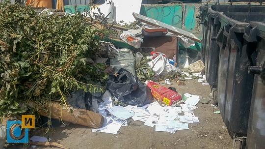 Сотни недоставленных писем и бандеролей нашли на контейнерной площадке у дома 112А по Можайскому шоссе, Сотни писем нашли на помойке в Одинцово