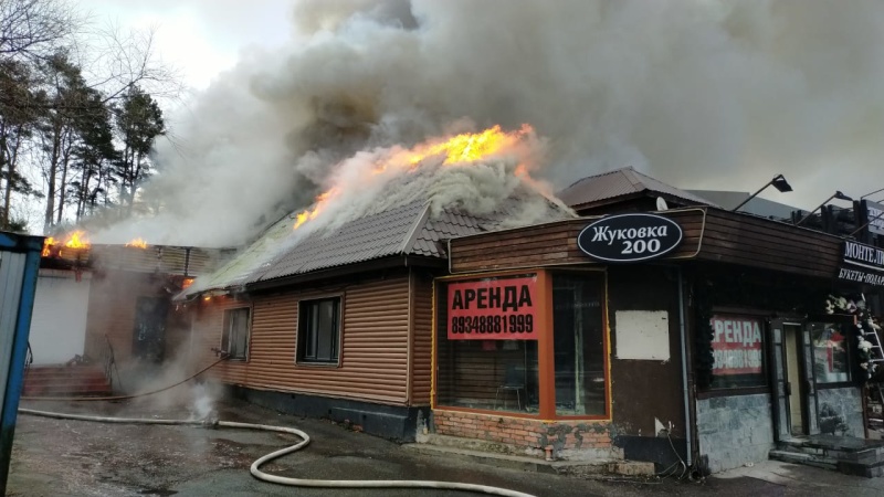 Пожар в магазине на Рублёво-Успенском шоссе, В деревне Жуковка на Рублёвке загорелся магазин