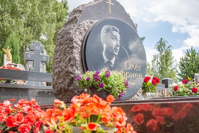 На кладбище села Аксиньино установили памятник на могиле Олега Анофриева, На кладбище села Аксиньино установили памятник на могиле Олега Анофриева