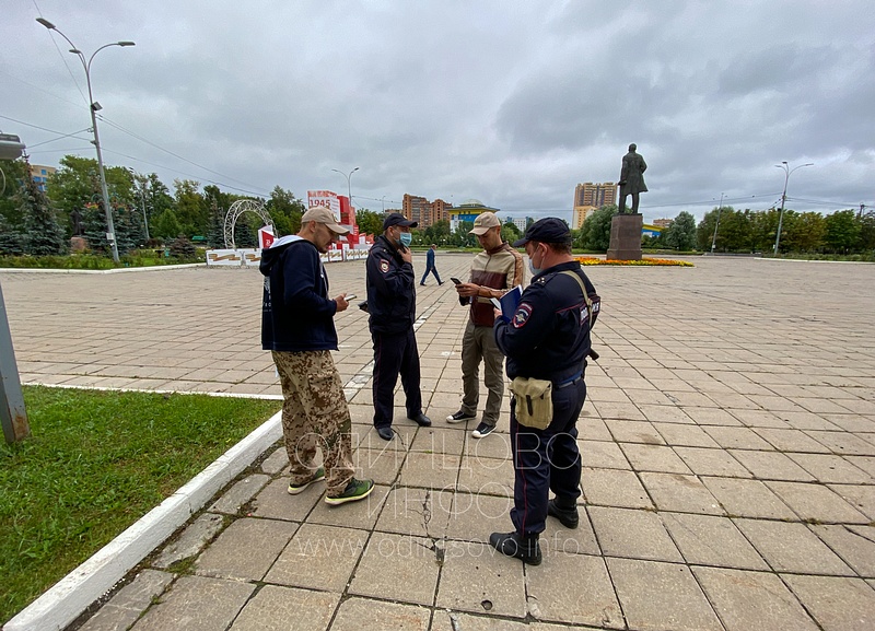 К общественникам прибыли полицейские, Очередной пикет прошёл у здания администрации в Одинцово