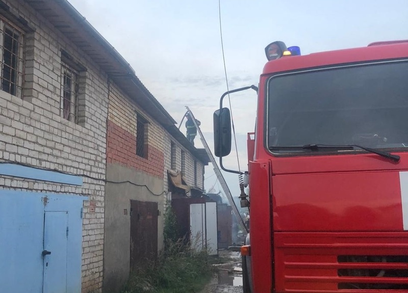 Пожарные на месте возгорания в Кубинке, 70 человек тушили загоревшиеся гаражи в Кубинке