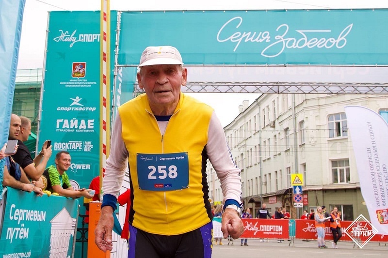 Юрий Исаев, 83-летний пенсионер из Одинцово покорил серию забегов «Живу спортом»