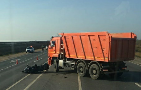 Грузовик и мотоцикл после столкновения, Мотоциклист влетел в грузовик на 62-м км Минского шоссе