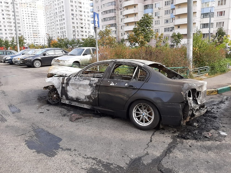 Сгоревший автомобиль, В Трёхгорке ночью сгорел автомобиль