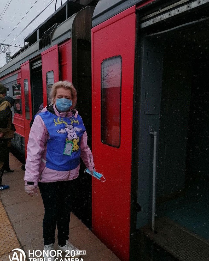 Участница акции держит маски без упаковки в руке, Волонтёры «Единой России» ведут разъяснительную работу на станции «Кубинка-1»