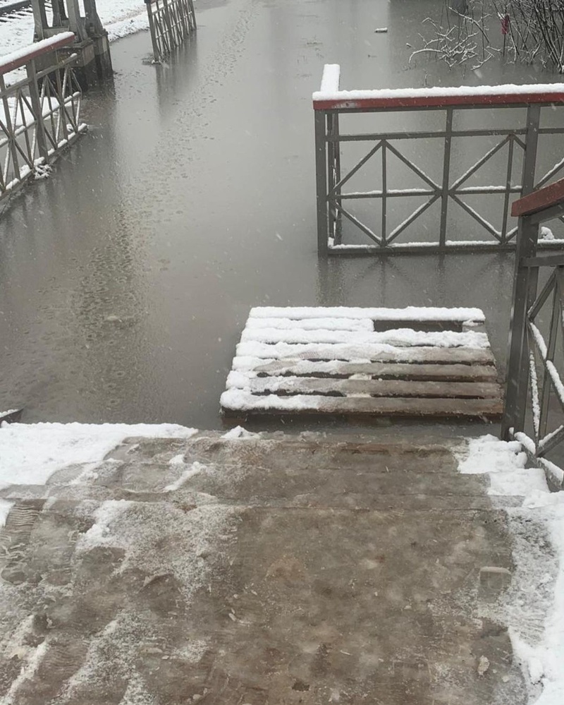Вода затопила подход, Проход у платформы «Отрадное» снова затоплен