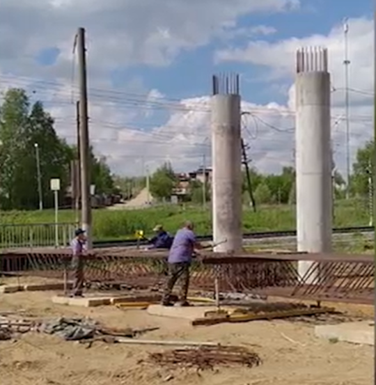 Рабочие возобновили стройку платного путепровода в Саввинской Слободе, Май