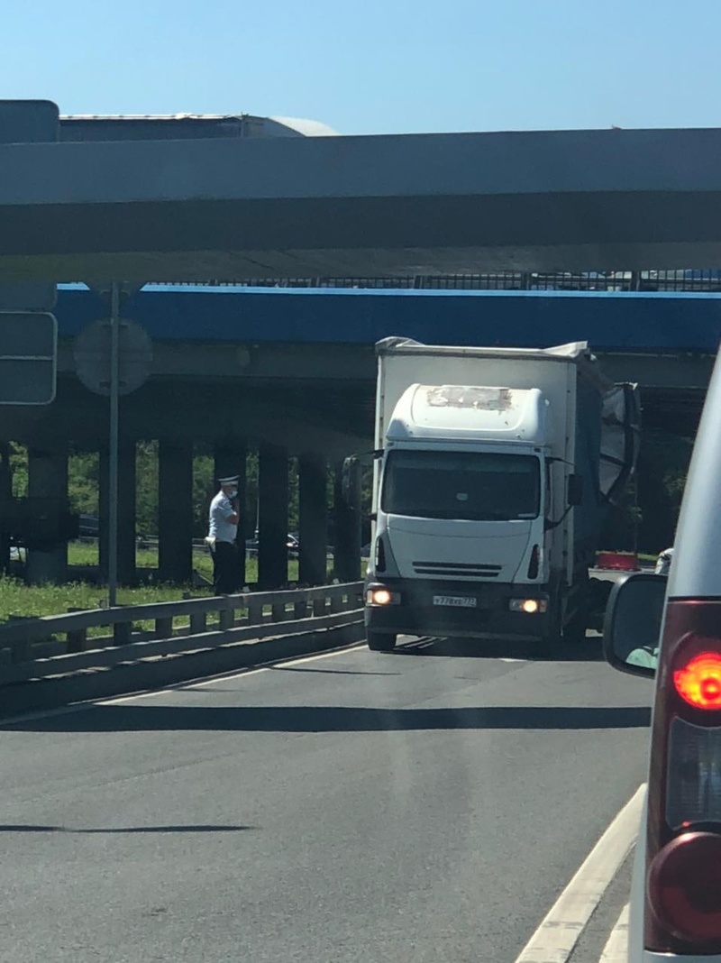Грузовик застрял под мостом на Рублёво-Успенском шоссе, Июль