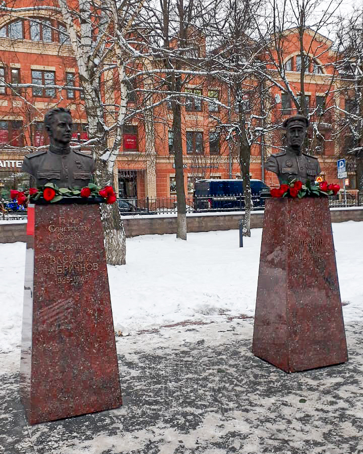 Жители города восстановили памятники Фабричному и Пронину в Звенигороде, Декабрь