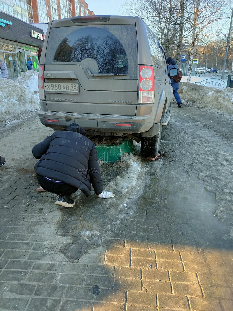 Водитель оценивает ситуацию, Мгновенная карма: водитель застрял на тротуаре в Одинцово