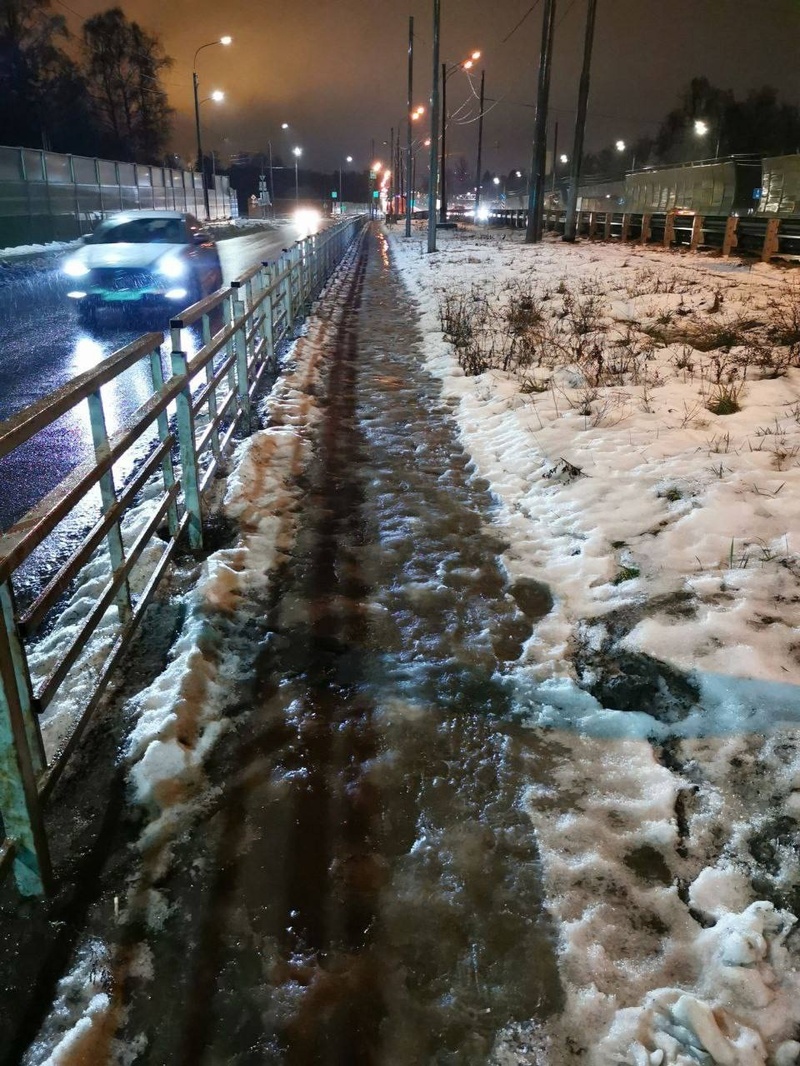 Тротуар покрыт льдом, фото из обращения в «Добродел», Чиновники не могут найти ответственного за тротуар на участке Минского шоссе