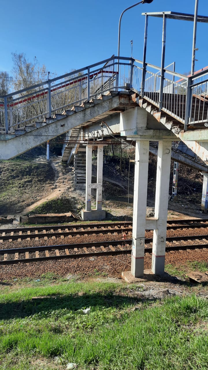 Пешеходный мост со спусками к платформам на «Пионерской», «Пешеходный мост в ужасном состоянии»: пассажиры о ж/д станции «Пионерская»