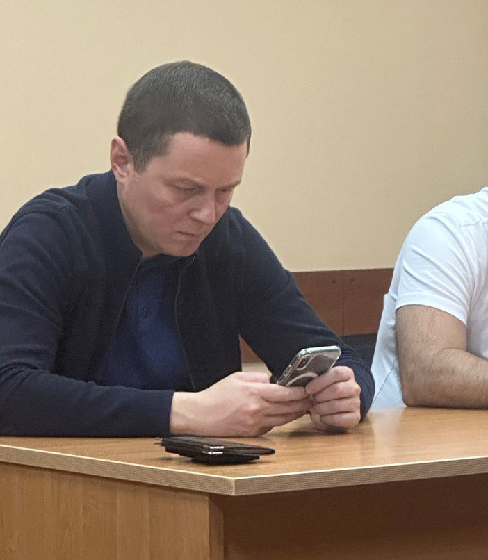 На судебных заседаниях в шаговой доступности от судьи и прокурора Павел Болмосов «сидел» в телефоне, общался с бывшими коллегами-свидетелями, Июнь