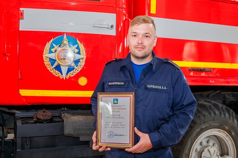 Андрей Иванов вручил благодарственное письмо спасателю, который потушил пожар в поликлинике Одинцово
