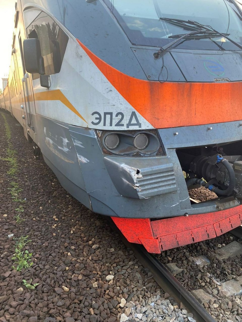 Выпавший рельс также повредил пассажирский состав, На западе Москвы перевозивший рельсы поезд разгромил станцию «Матвеевская»