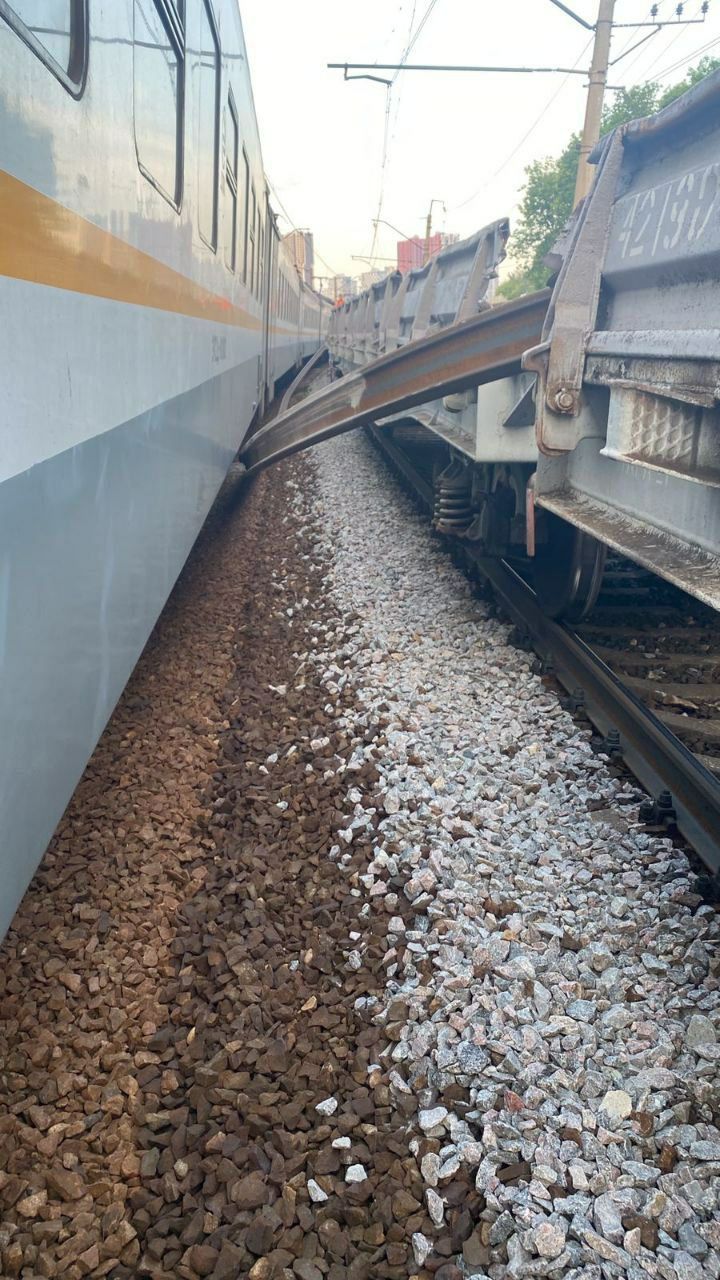 Выпавший рельс также повредил пассажирский состав, На западе Москвы перевозивший рельсы поезд разгромил станцию «Матвеевская»