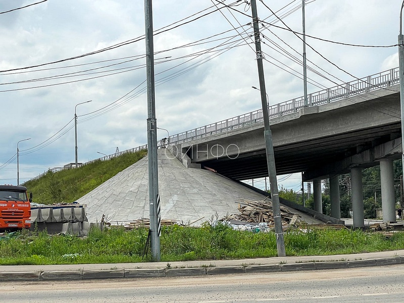 У основания моста кучи строительного мусора, Состояние путепровода Можайского шоссе в Отрадном, 27 июля