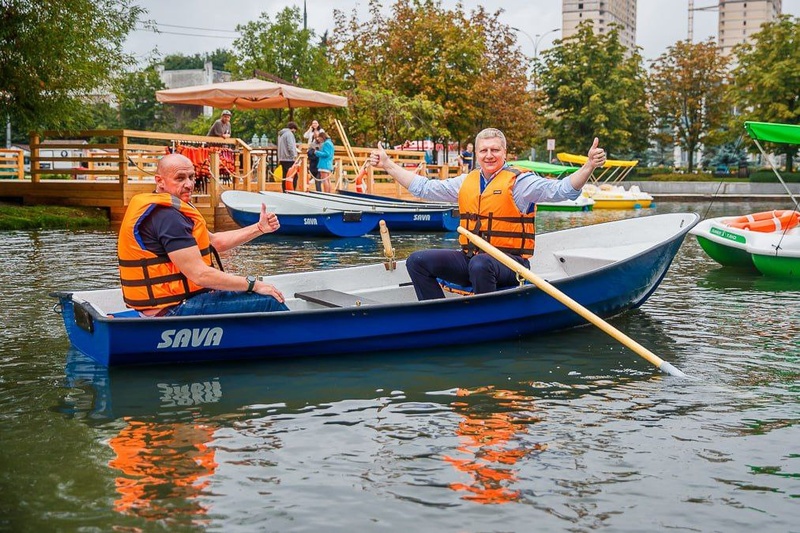 Андрей Иванов засучил рукава и лично опробовал лодку на воде водоёма, В центре Одинцово открыли лодочную станцию