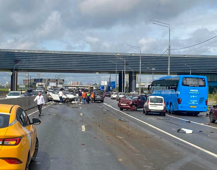 Последствия ДТП, ДТП: Самосвал Sсania протаранил 15 автомобилей на Минском шоссе