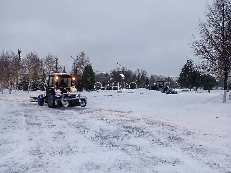 Два трактора чистят центральную площадь, С утра сразу два трактора убирают снег на площади у здания администрации Одинцовского округа