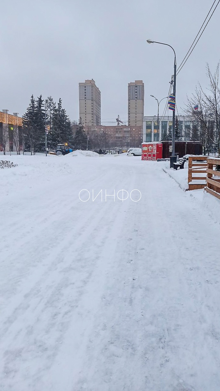 С утра сразу два трактора убирают снег на площади у здания администрации Одинцовского округа