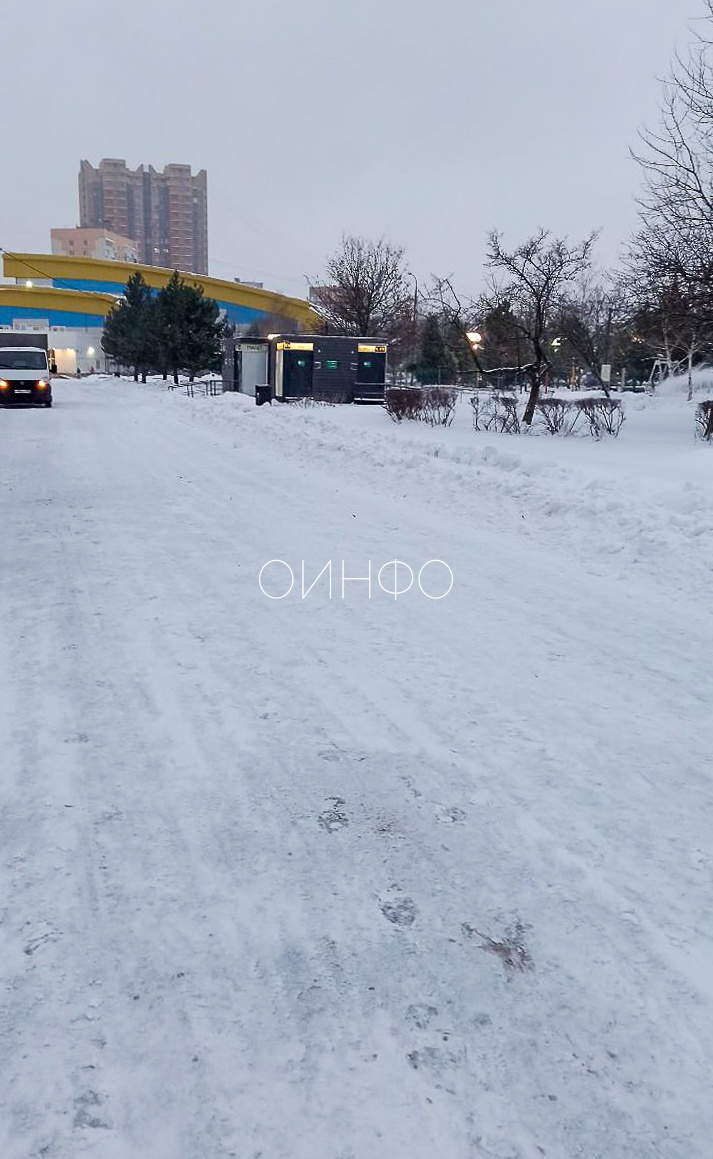 С утра сразу два трактора убирают снег на площади у здания администрации Одинцовского округа
