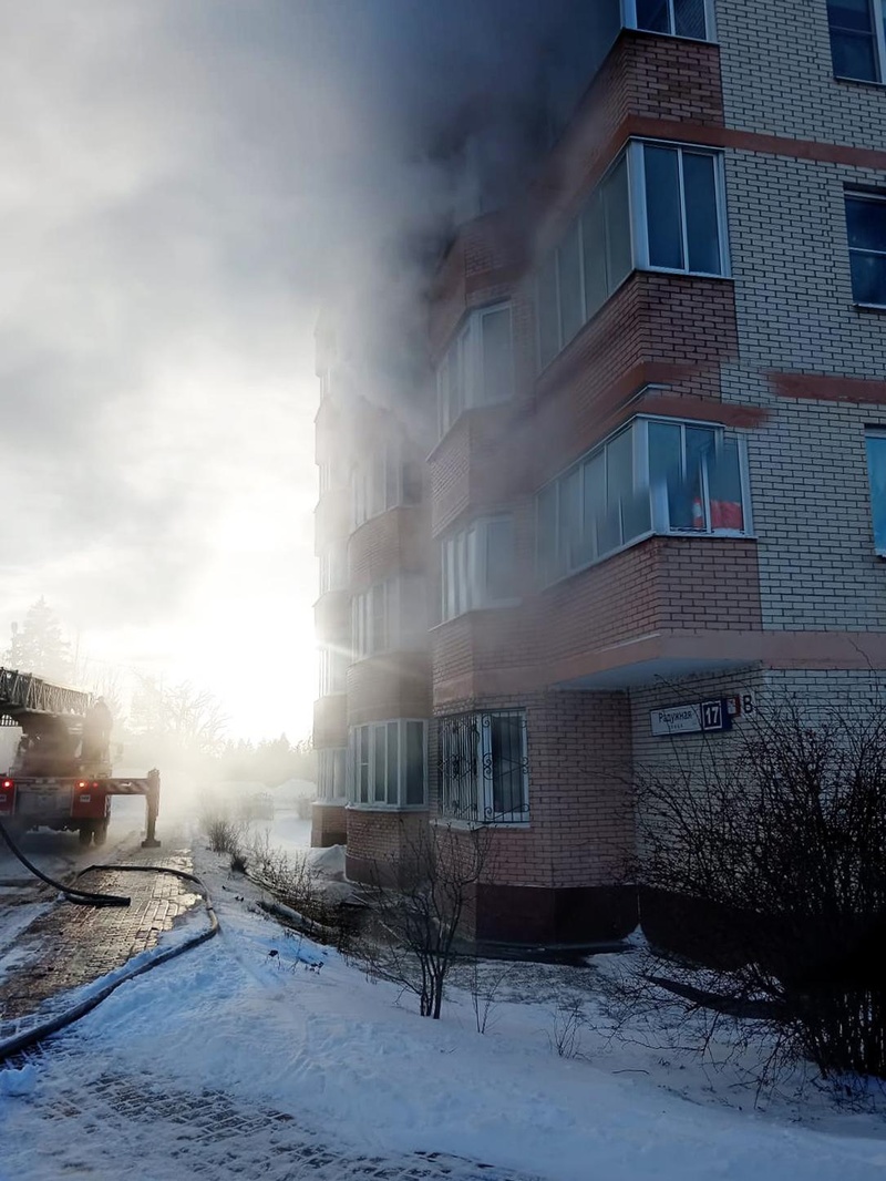 Пожарные эвакуировали 20 человек из горящей многоэтажки в Звенигороде