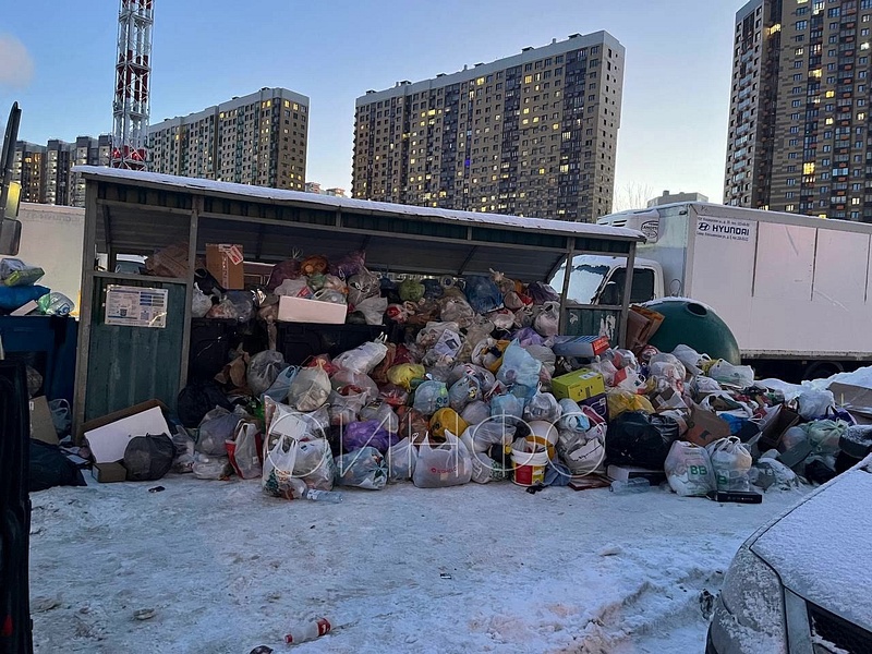 Навалы мусора на контейнерной площадке в Новой Трёхгорке, «Резерва у регоператора пока нет. Сход одной машины приводит к завалу целого микрорайона»