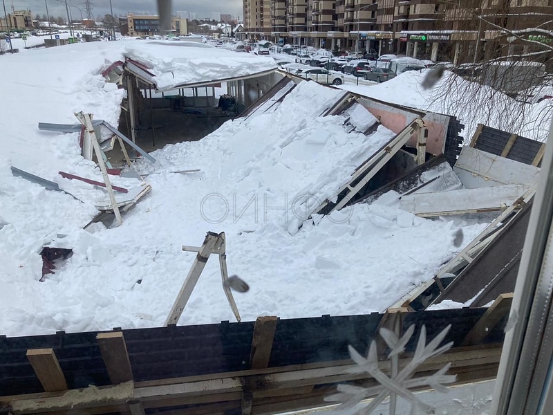 В ЖК «Гусарская баллада» обвалилась крыша построенных торговых помещений