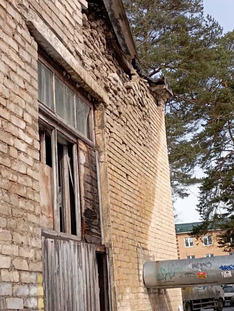 Жительница Кубинки-2 обратила внимание на проблему заброшенных зданий Минобороны