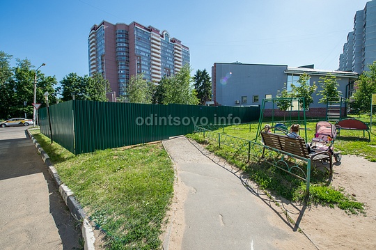 Через пешеходный тротуар, вблизи детской площадки, Строительство нового магазина в 5 микрорайоне