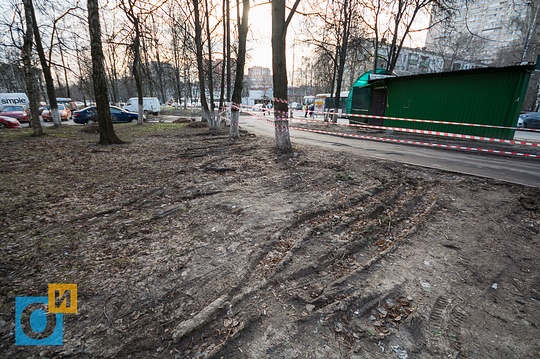улица Маршала Жукова, 18, попытка борьбы с нарушителями, Автомобилисты Одинцово уродуют газоны в городе