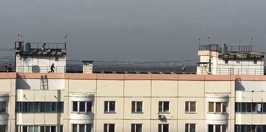 Подростки бегают по крыше многоэтажки в Новой Трёхгорке, Май