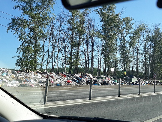 Горы мусора у контейнерной площадки на Можайском шоссе, Звенигород тонет в мусоре