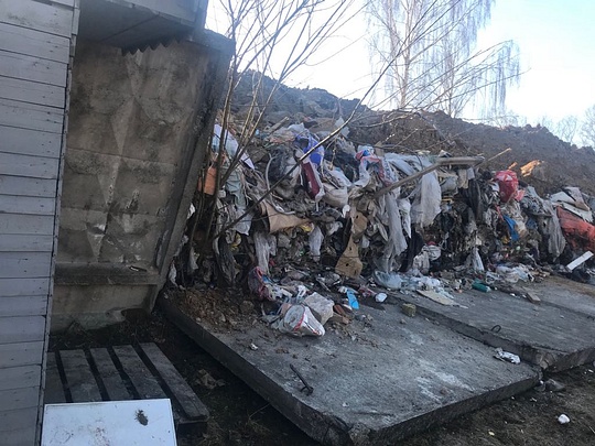 Бетонный забор упал под натиском мусора, свалка отходов в Городке-17, Свалка мусора отравила жизнь в Больших Вязёмах