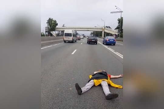 Пассажир выпал из автомобиля на Минское шоссе, На Минском шоссе пассажир выпрыгнул из машины и погиб