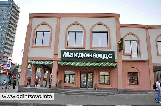 Здания, Ресторан «Макдоналдс» на Привокзальной площади. Автор фото — Алексей МАСЛОВ