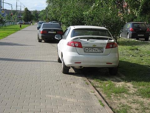 Р017ТН 190. Парковка на тротуаре и газоне на Красногорском шоссе