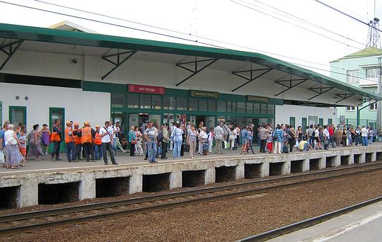 Станция Одинцово, привокзальная площадь, рынок, Ожидание электрички, вокзал, станция, железная дорога, пассажиры, платформа, поезд, вагон, давка, толпа