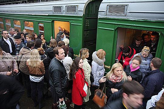 Станция Одинцово, привокзальная площадь, рынок, Электричка в Москву, вокзал, станция, железная дорога, пассажиры, платформа, поезд, вагон, давка, толпа