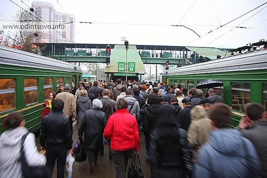 Электричка в Москву, Ж/Д платформа Одинцово, вокзал, станция, железная дорога, пассажиры, платформа, поезд, вагон, давка, толпа