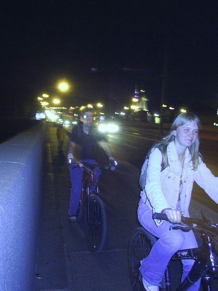 Велосипедисты на Троицком мосту через Неву